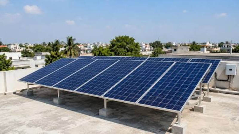 Tấm pin mặt trời (Solar Panel) là thiết bị dạng phẳng được ghép từ nhiều tế bào quang điện (solar cells)